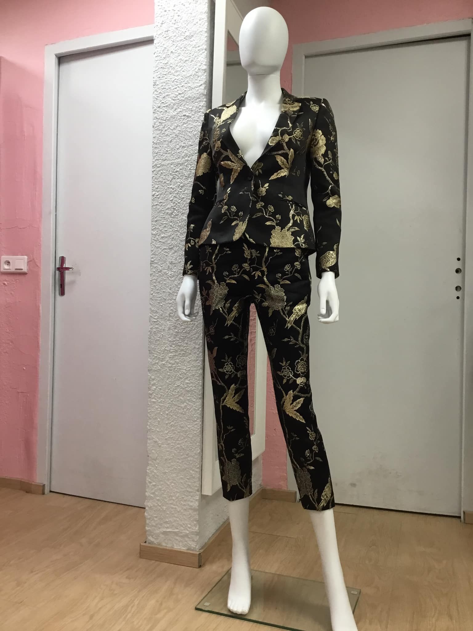 Combinaison noire à motifs dorés