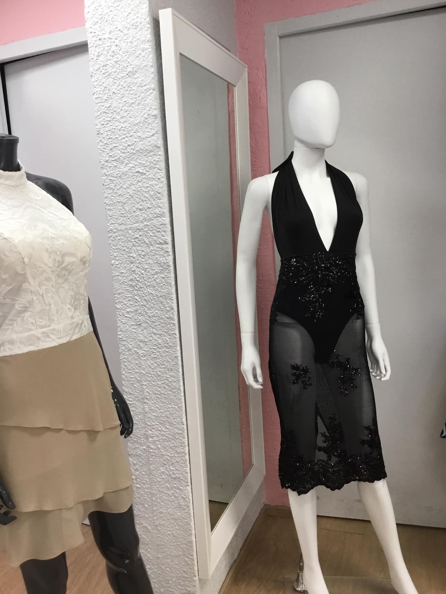 Tenue noire transparente avec détails perlés