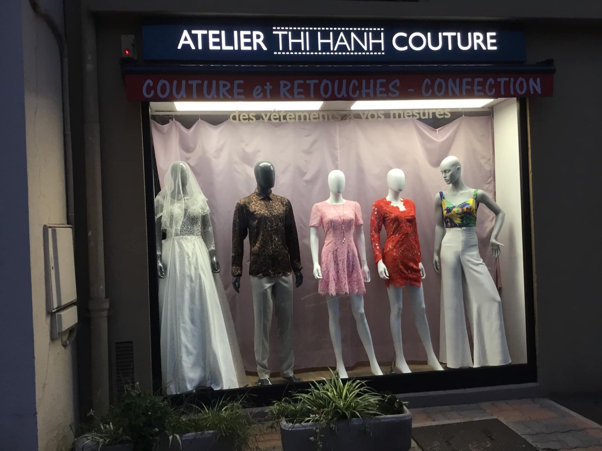 Vitrine avec robes et tenues de soirée