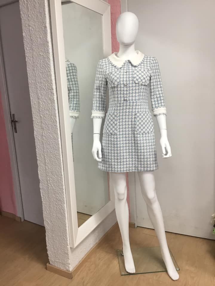 Robe à carreaux grise avec col Claudine
