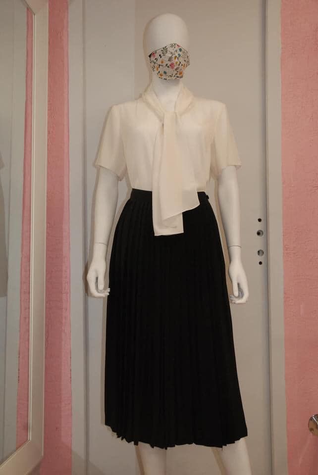 Ensemble blanc et noir avec chemisier à nœud