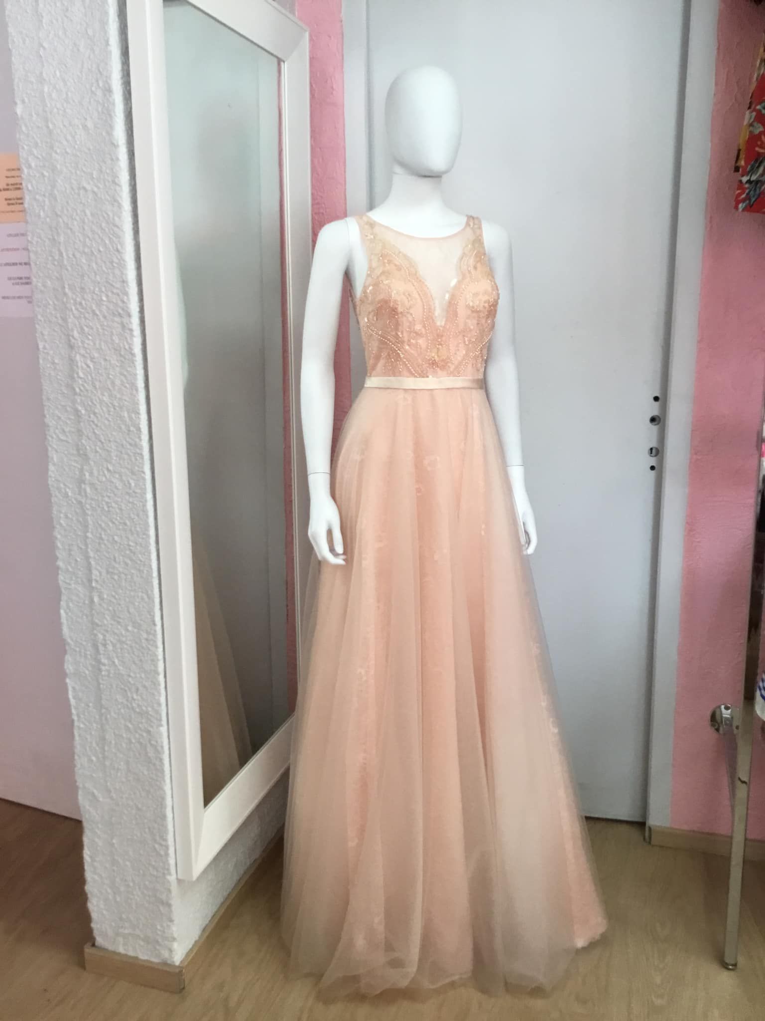 Robe rose pâle avec bustier travaillé