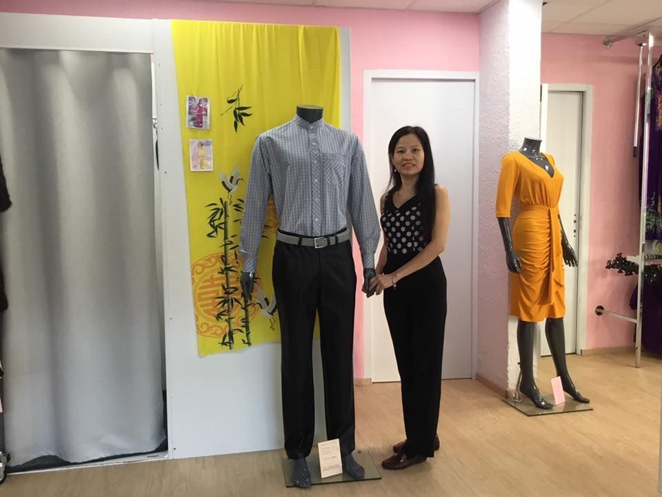 Présentation de tenues homme et femme avec couturière