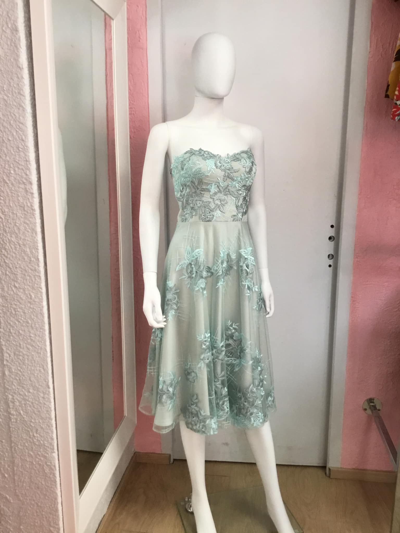 Robe longue vert pastel à motifs floraux