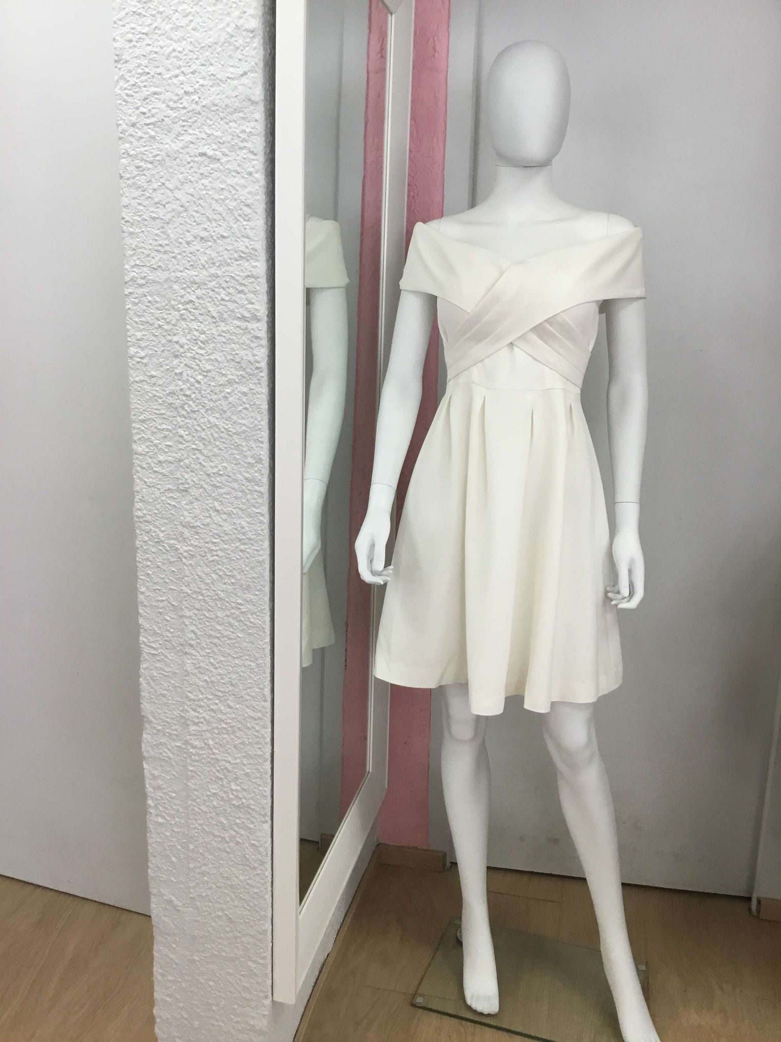 Robe blanche élégante avec plis croisés