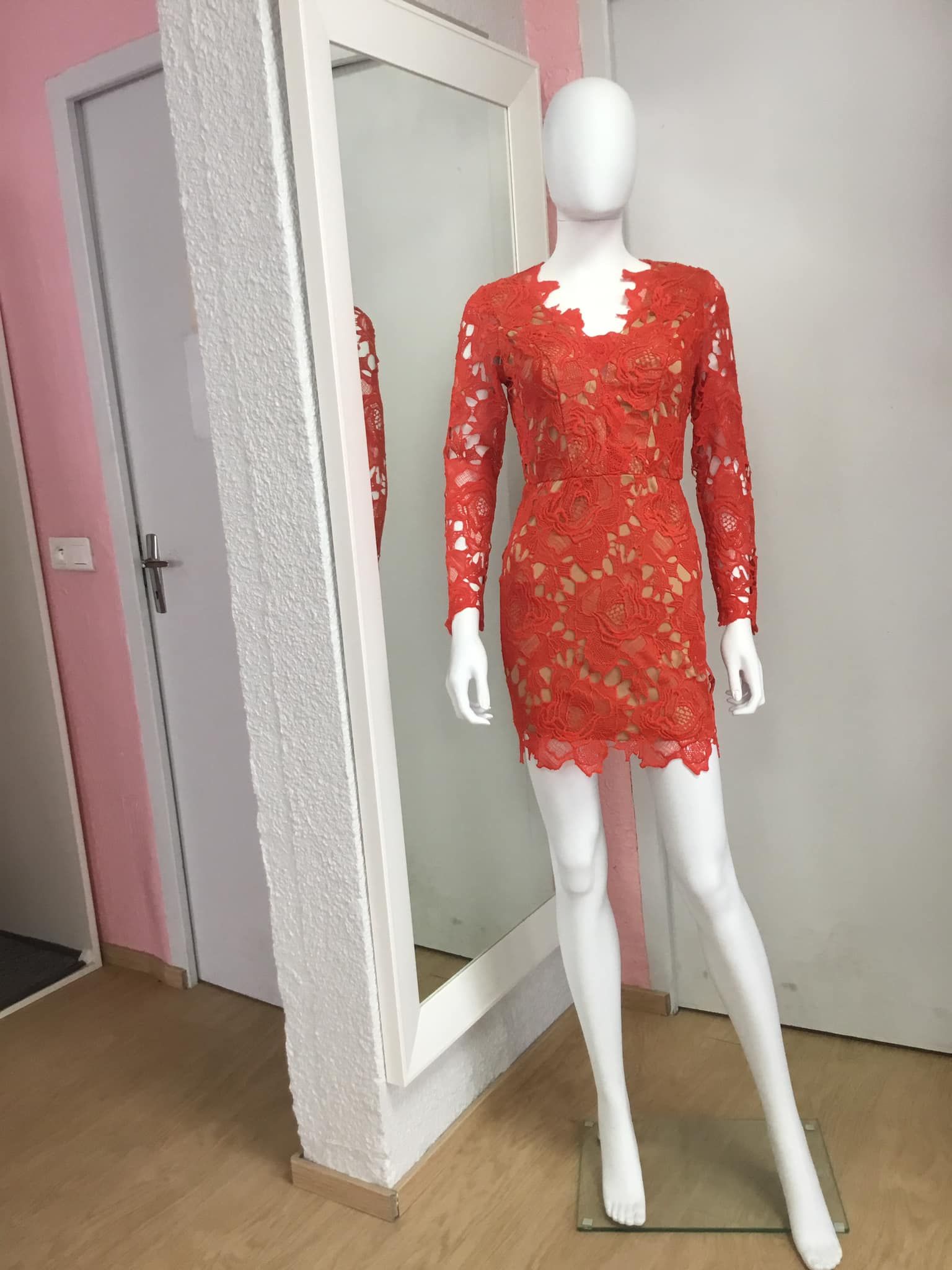 Robe rouge en dentelle courte