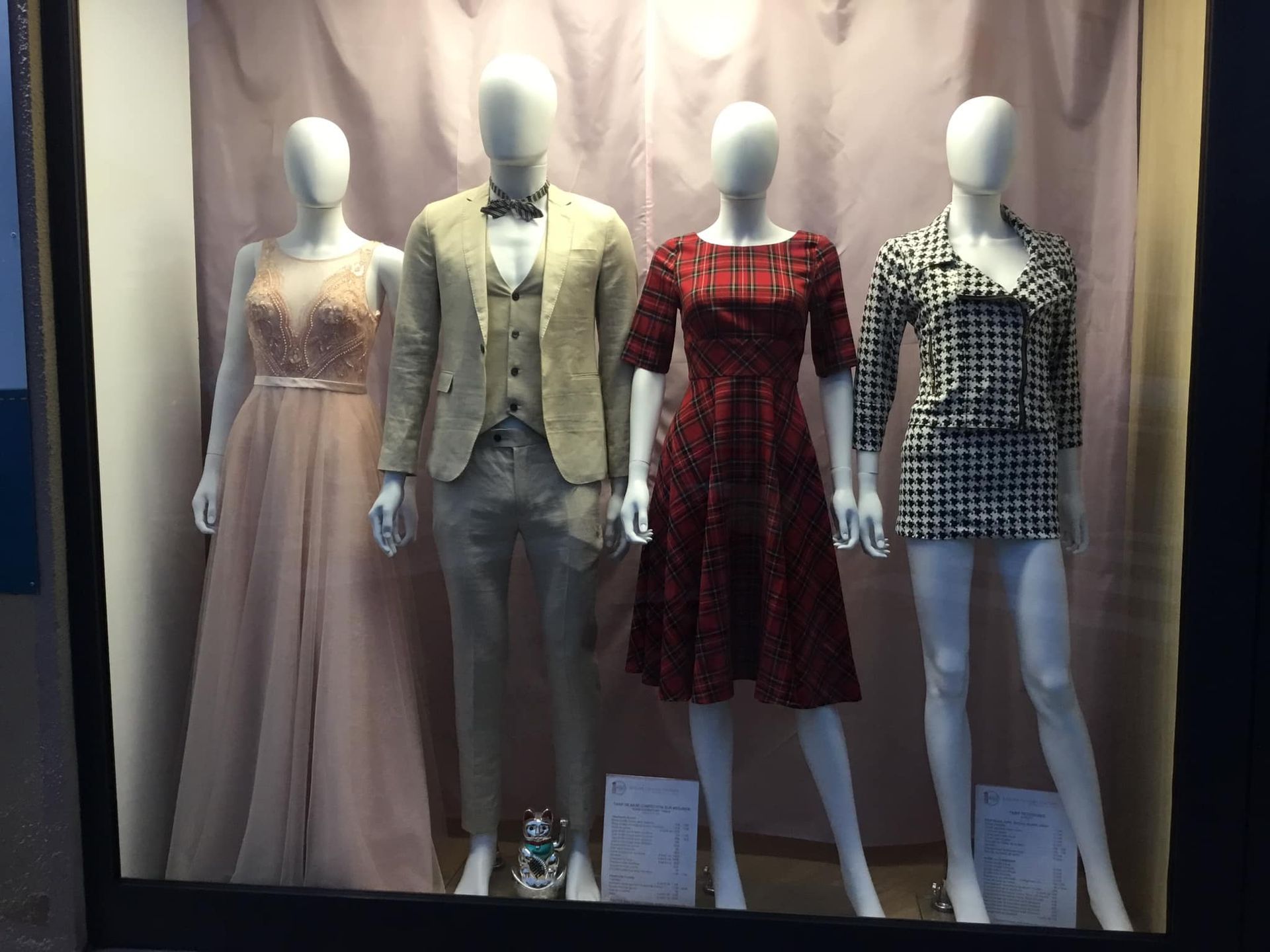 Vitrine mettant en avant tenues élégantes