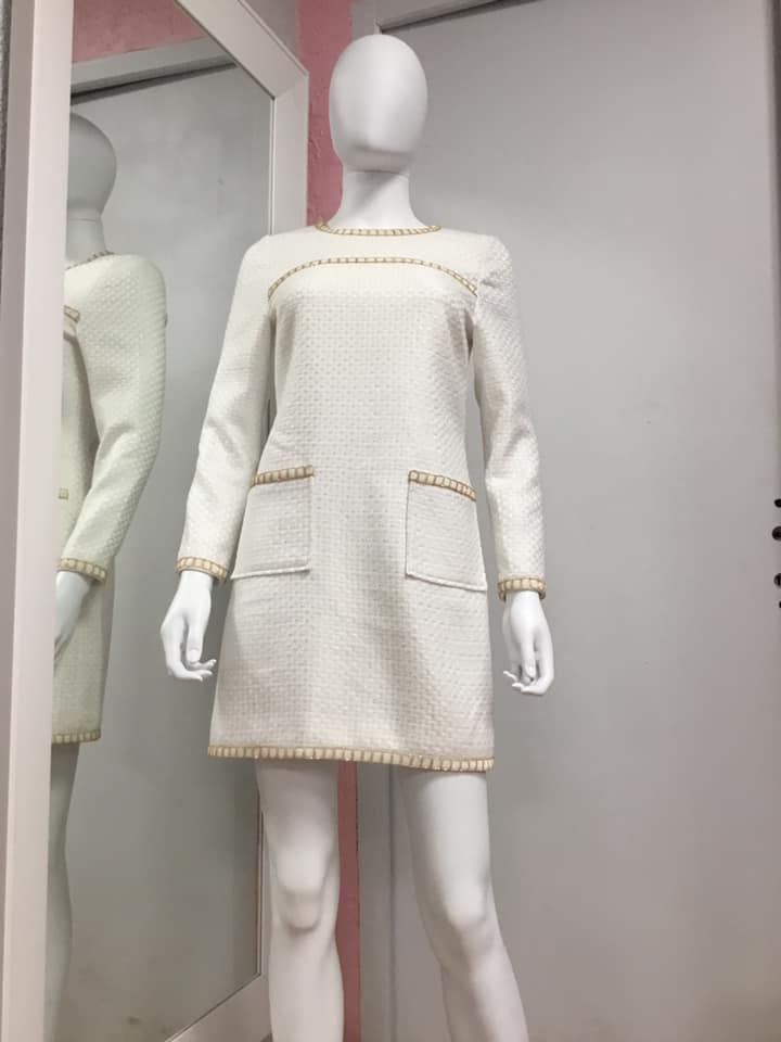 Robe beige structurée avec poches dorées