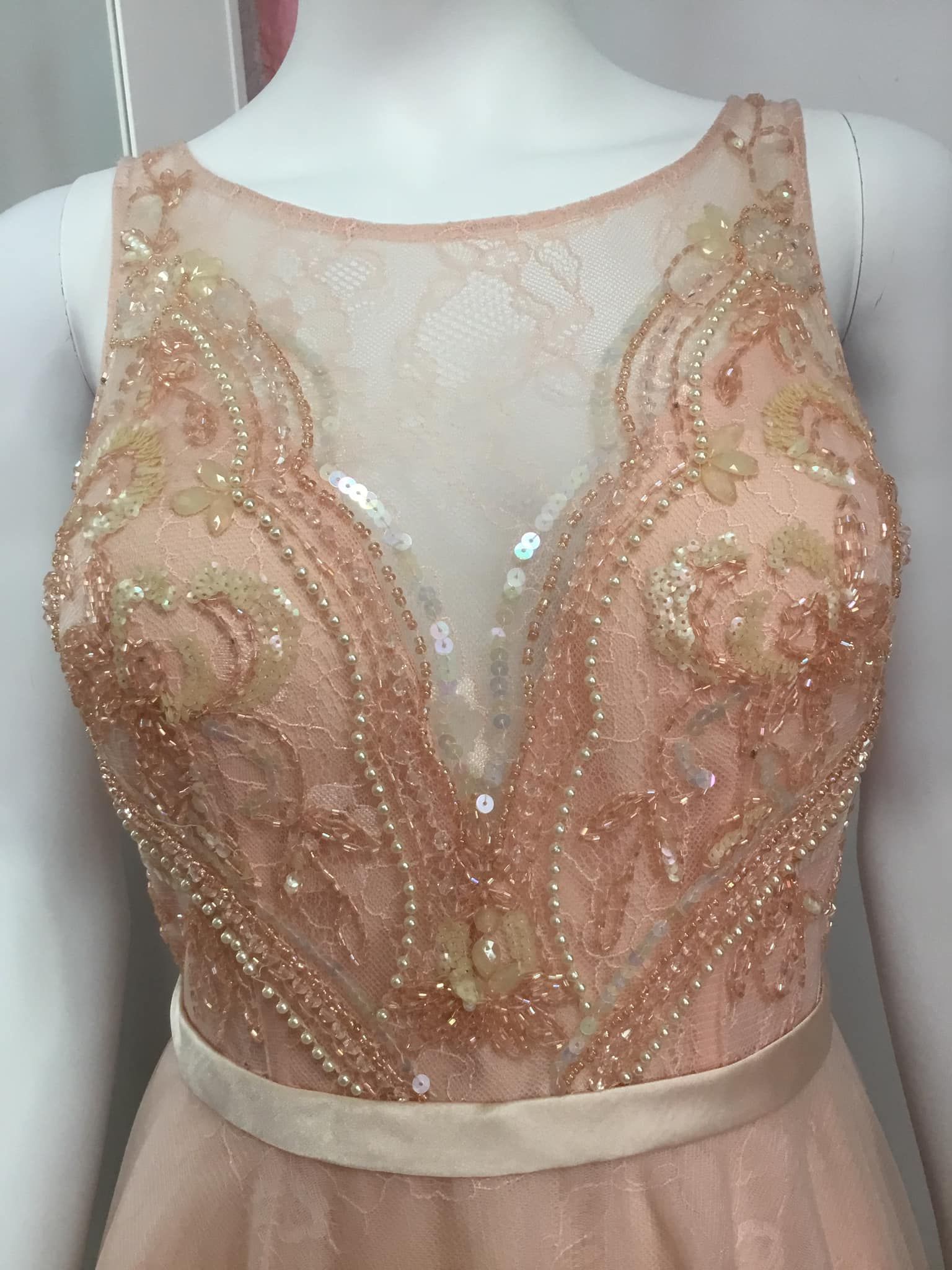 Robe de soirée dorée ornée de perles 