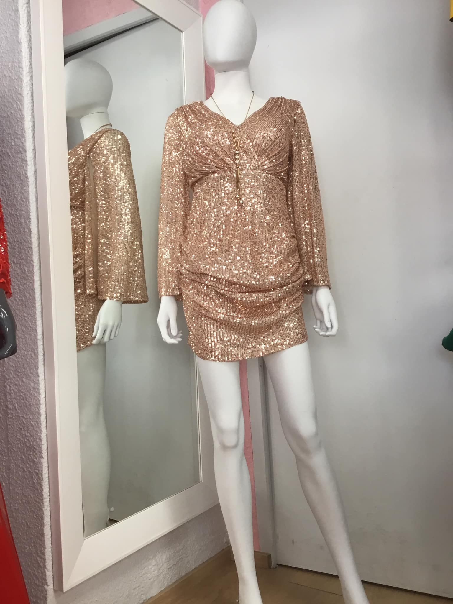 Robe dorée à paillettes pour soirée