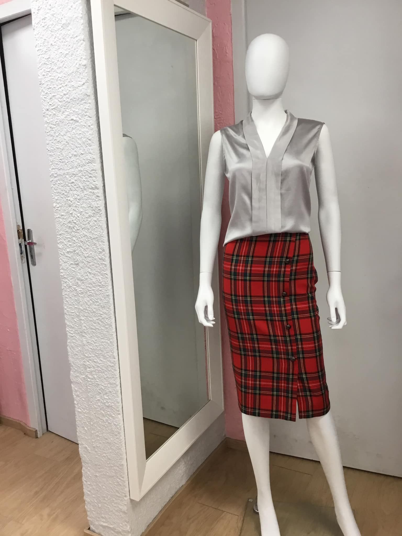 Jupe à carreaux rouge avec chemisier blanc