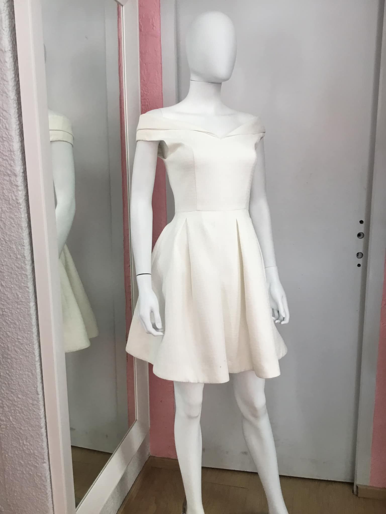 Robe blanche évasée élégante