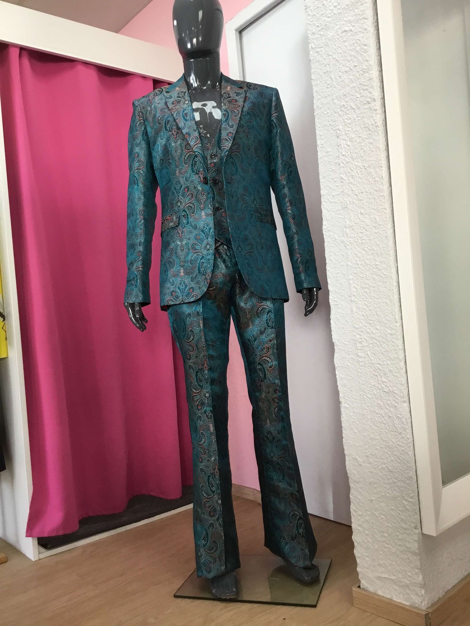 Veste et pantalon bleu à motifs élégants