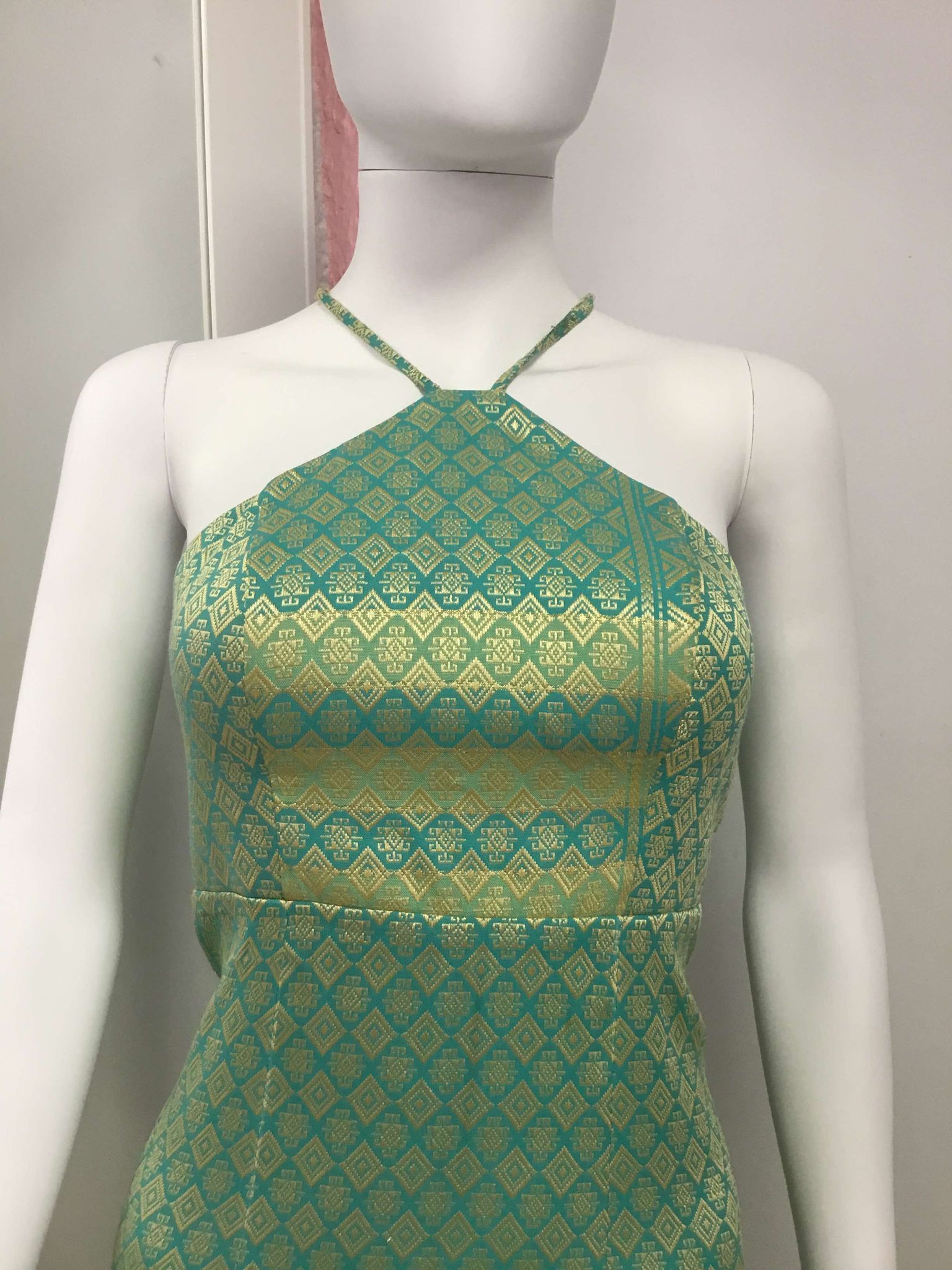 Haut vert à motifs dorés sophistiqués