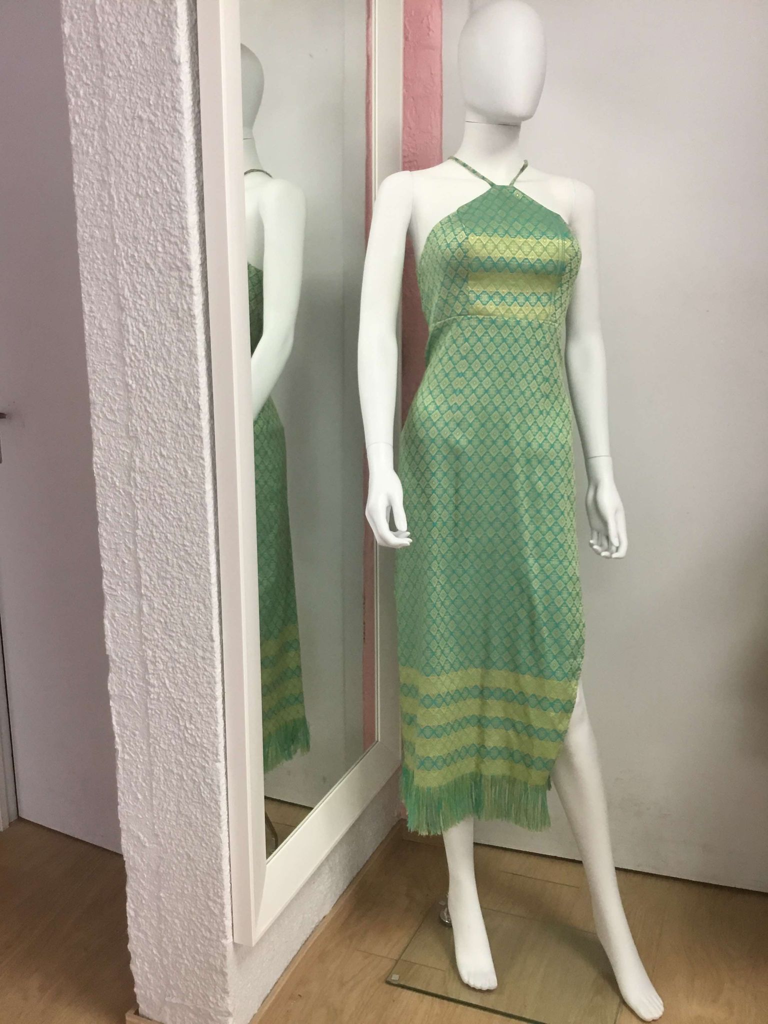 Robe verte à motifs géométriques