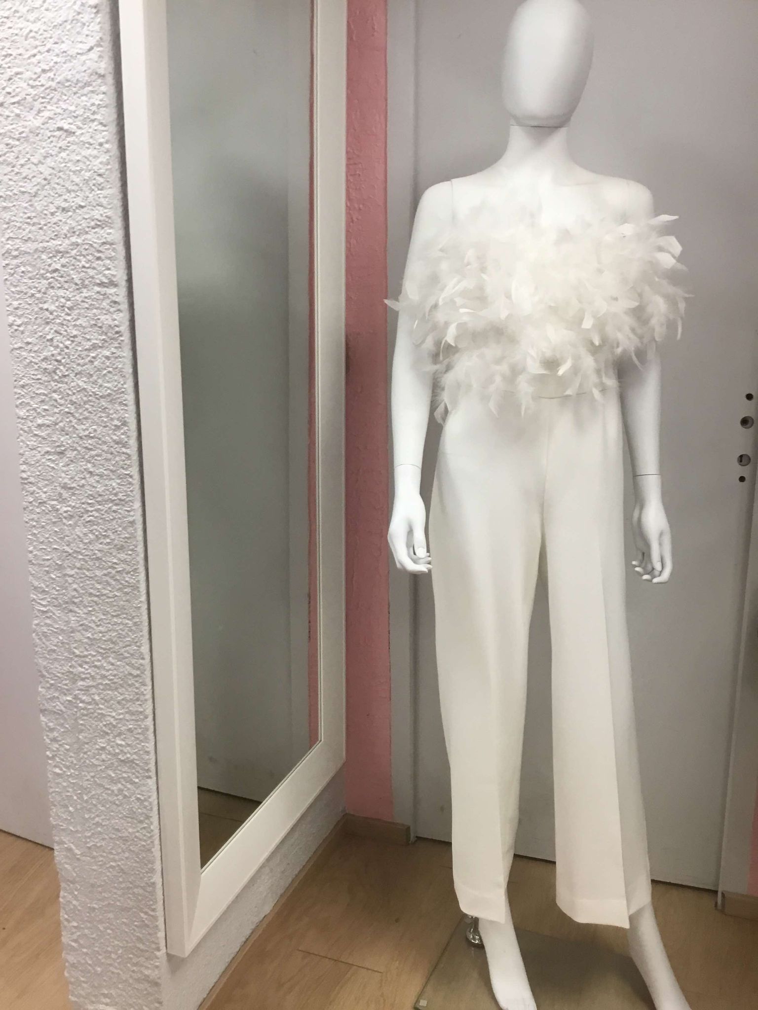 Combinaison blanche élégante avec détails plumeux