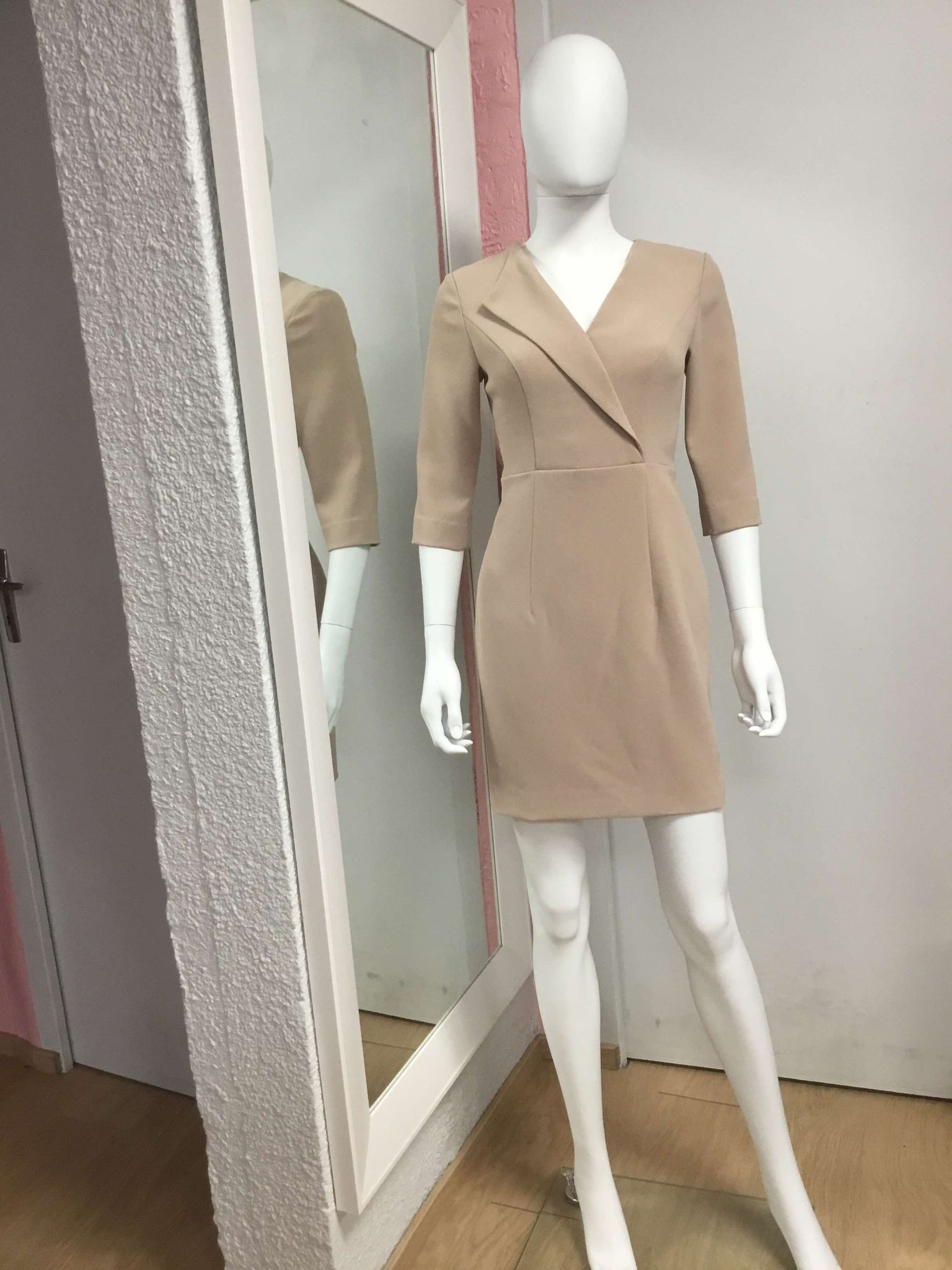 Robe beige ajustée et sophistiquée