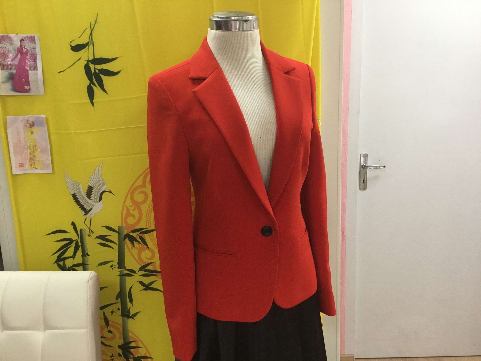 Blazer rouge vif pour un look professionnel.