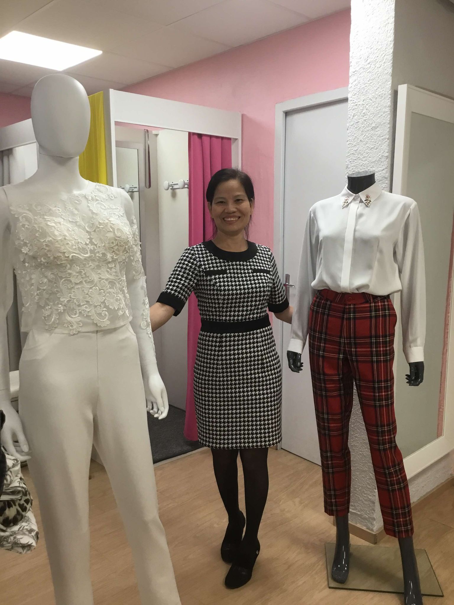  Duo élégant avec chemise blanche et jupe à carreaux