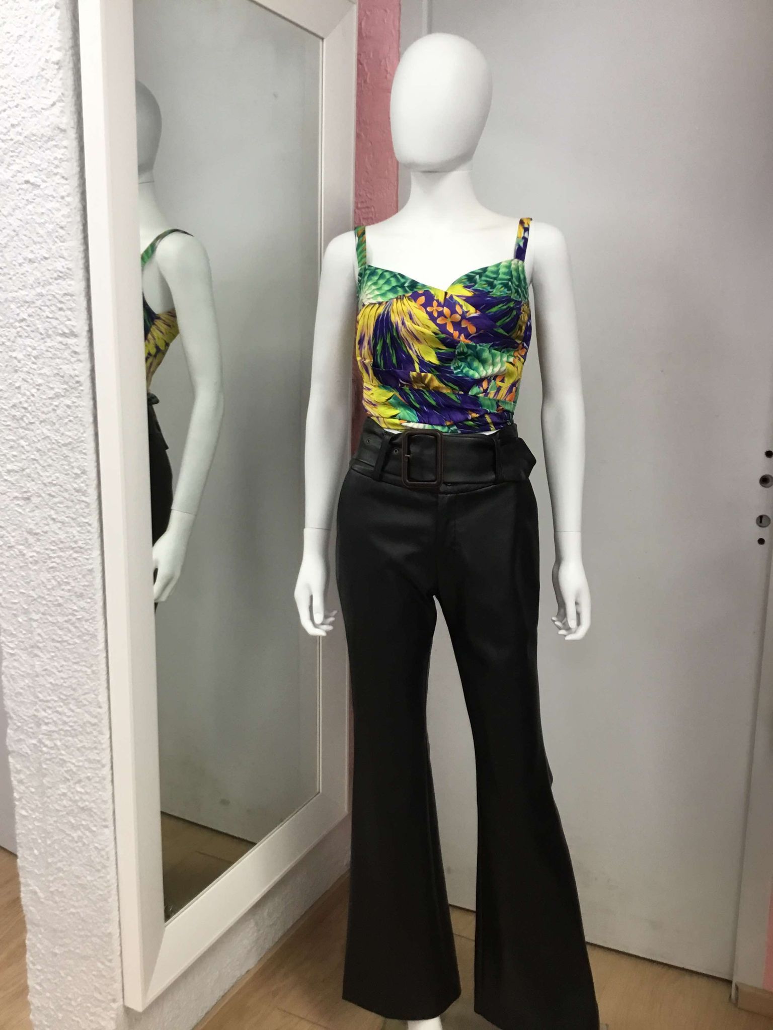 Haut coloré avec pantalon noir chic