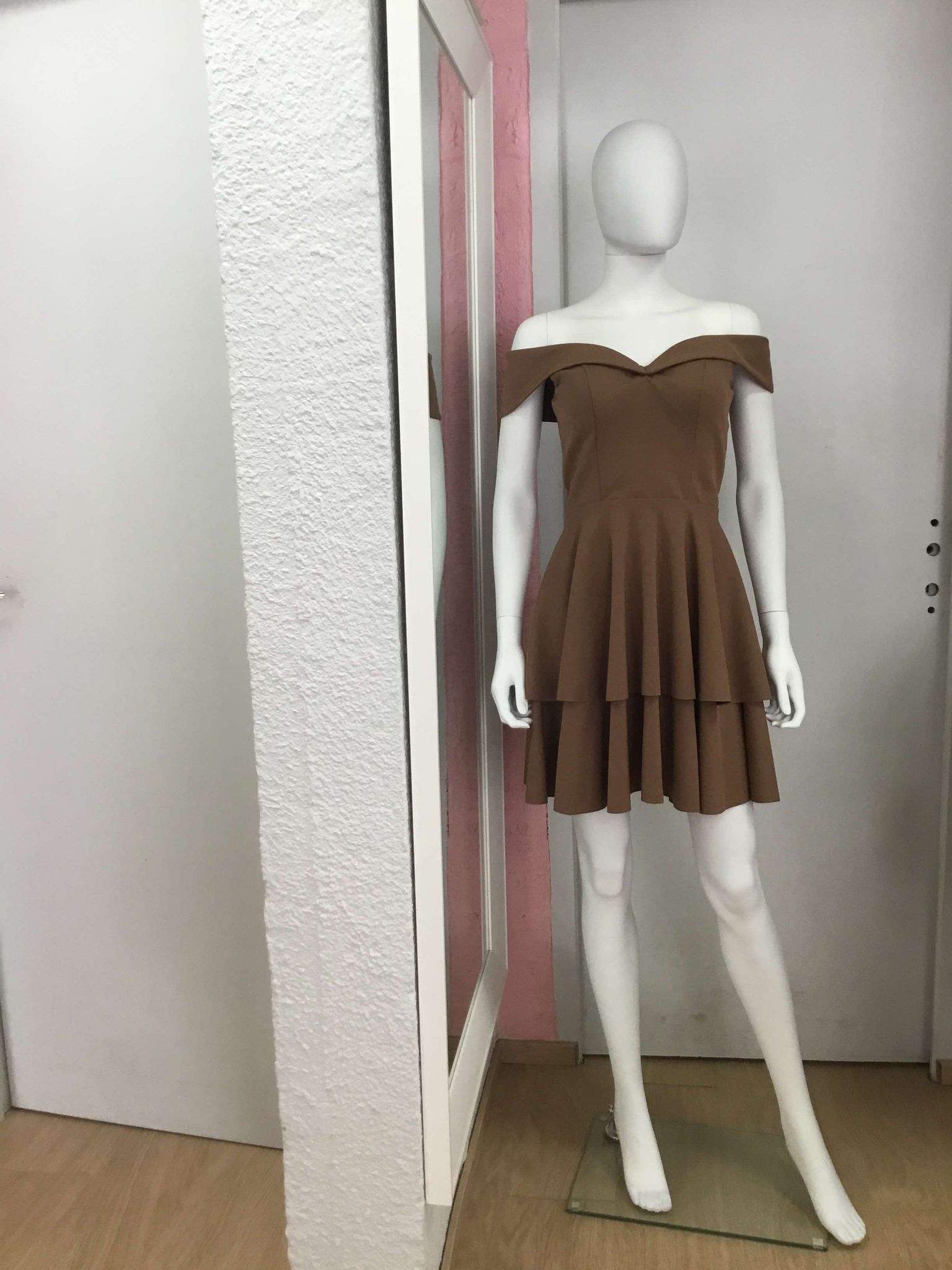 Robe marron fluide à col original