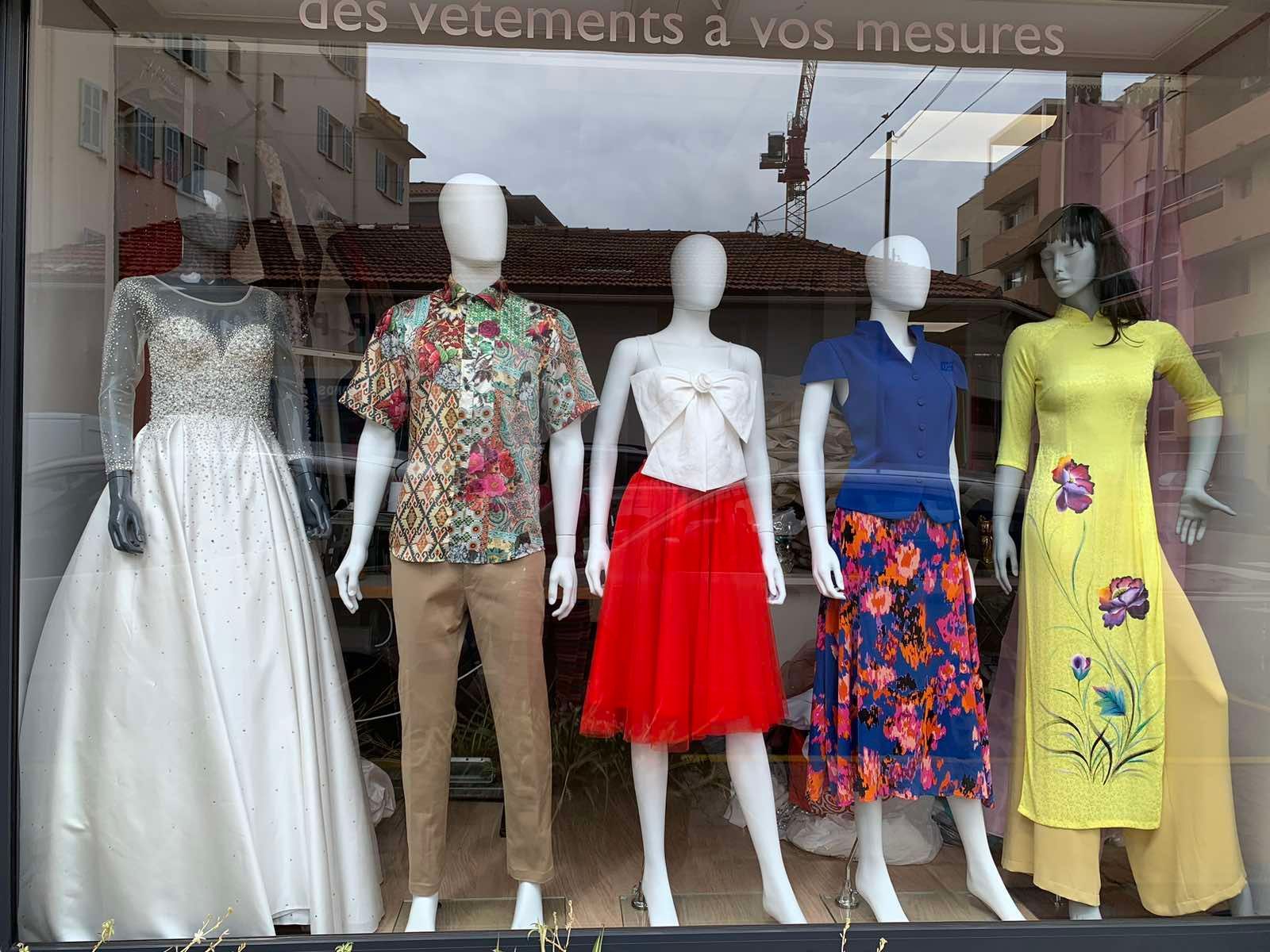 Vitrine colorée avec tenues estivales et élégantes