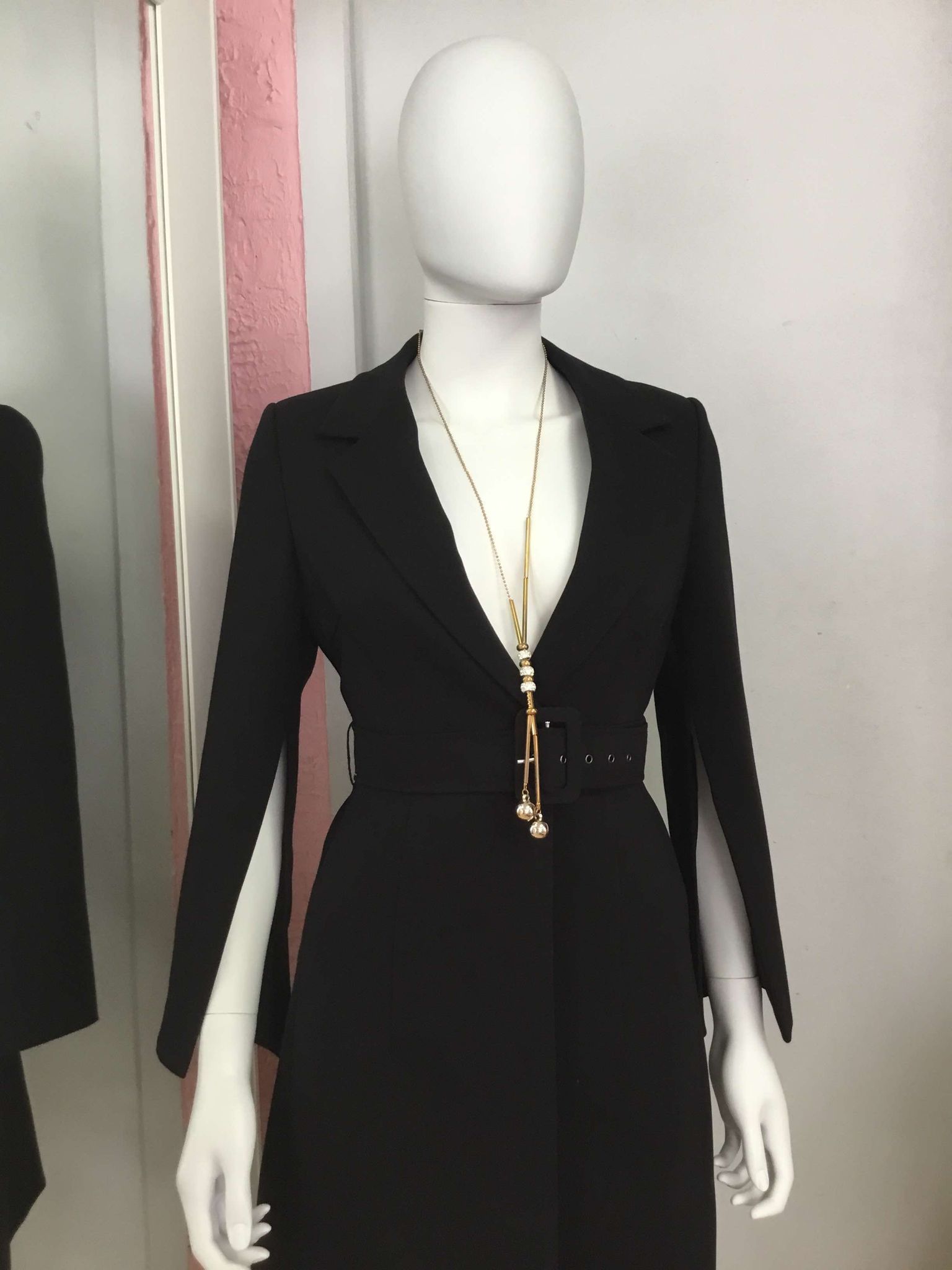 Blazer noir élégant avec pendentif doré
