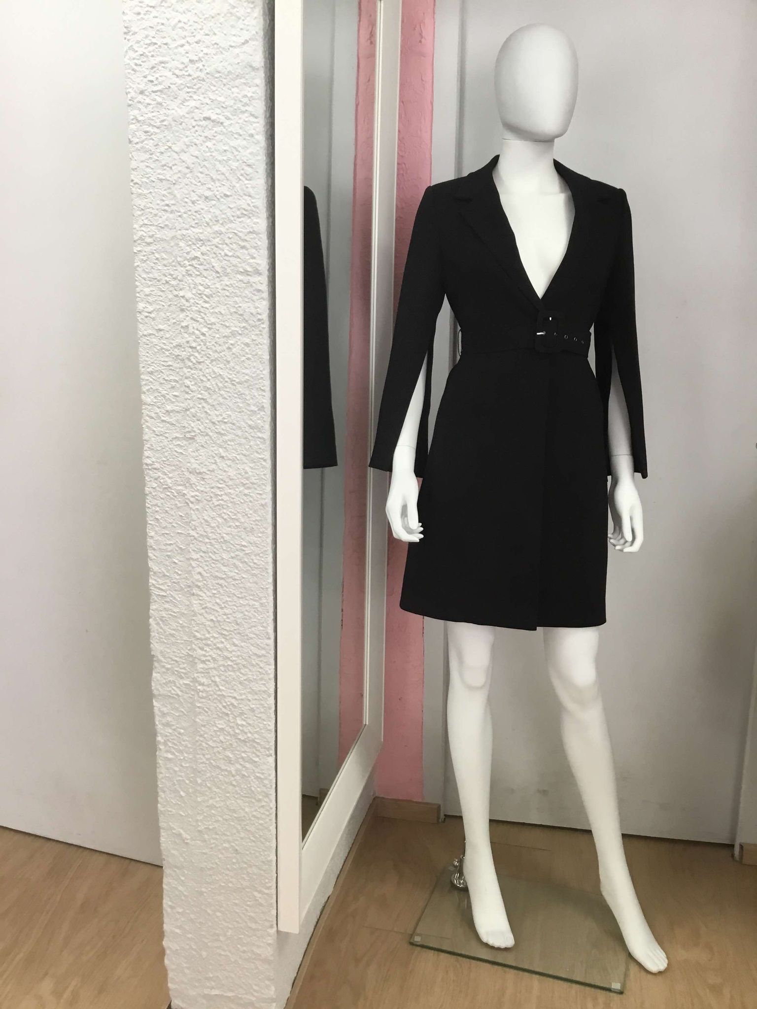 Robe noire classique avec manches longues