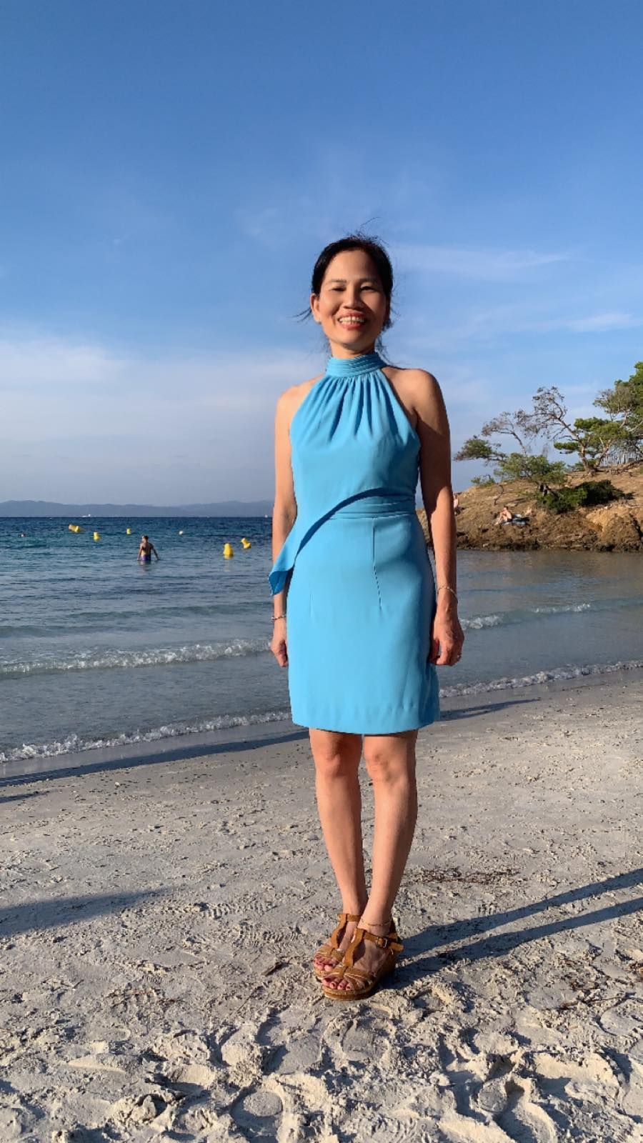 Robe bleue au bord de la plage