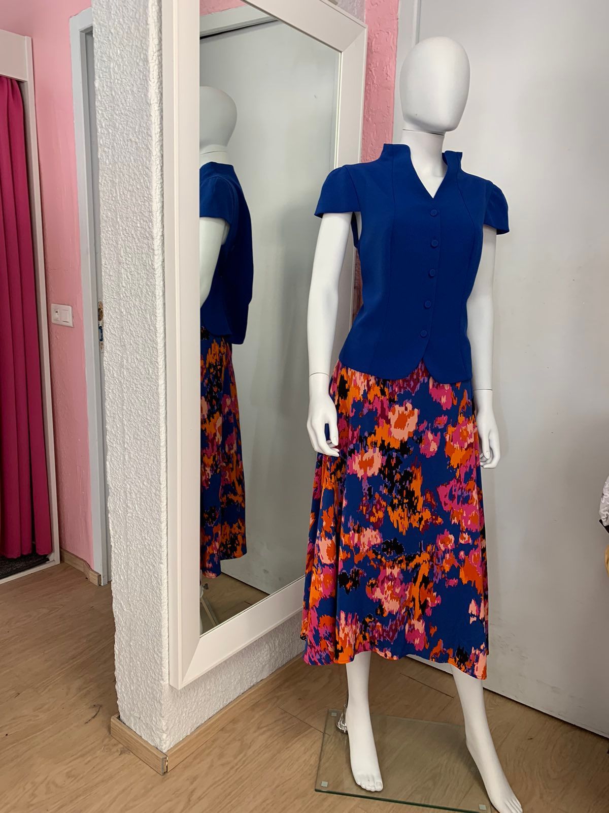 Haut bleu associé à une jupe à motifs floraux éclatants