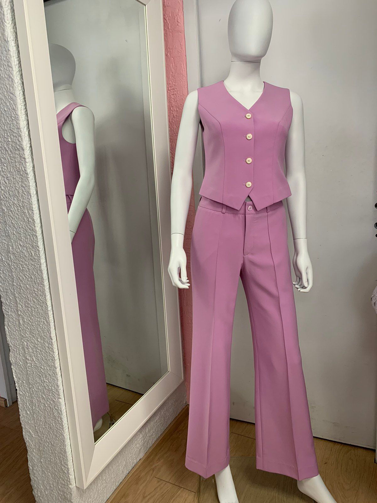 Ensemble rose pastel élégant avec pantalon et veste assortis