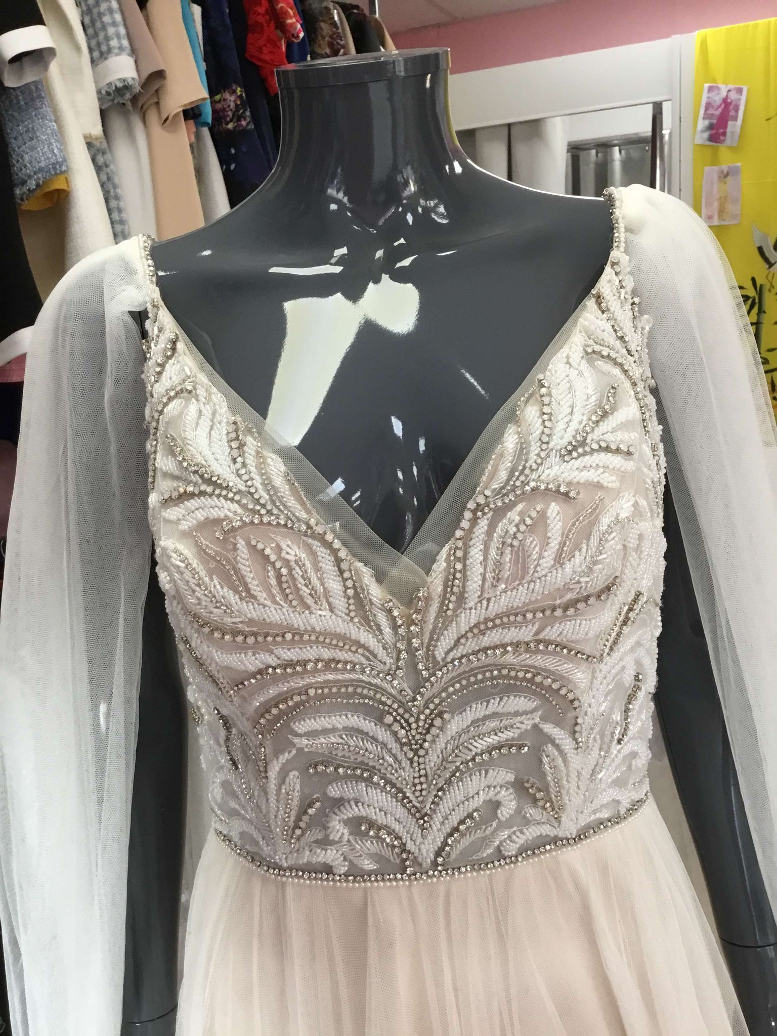 Robe de soirée ornée de perles et de broderies scintillantes