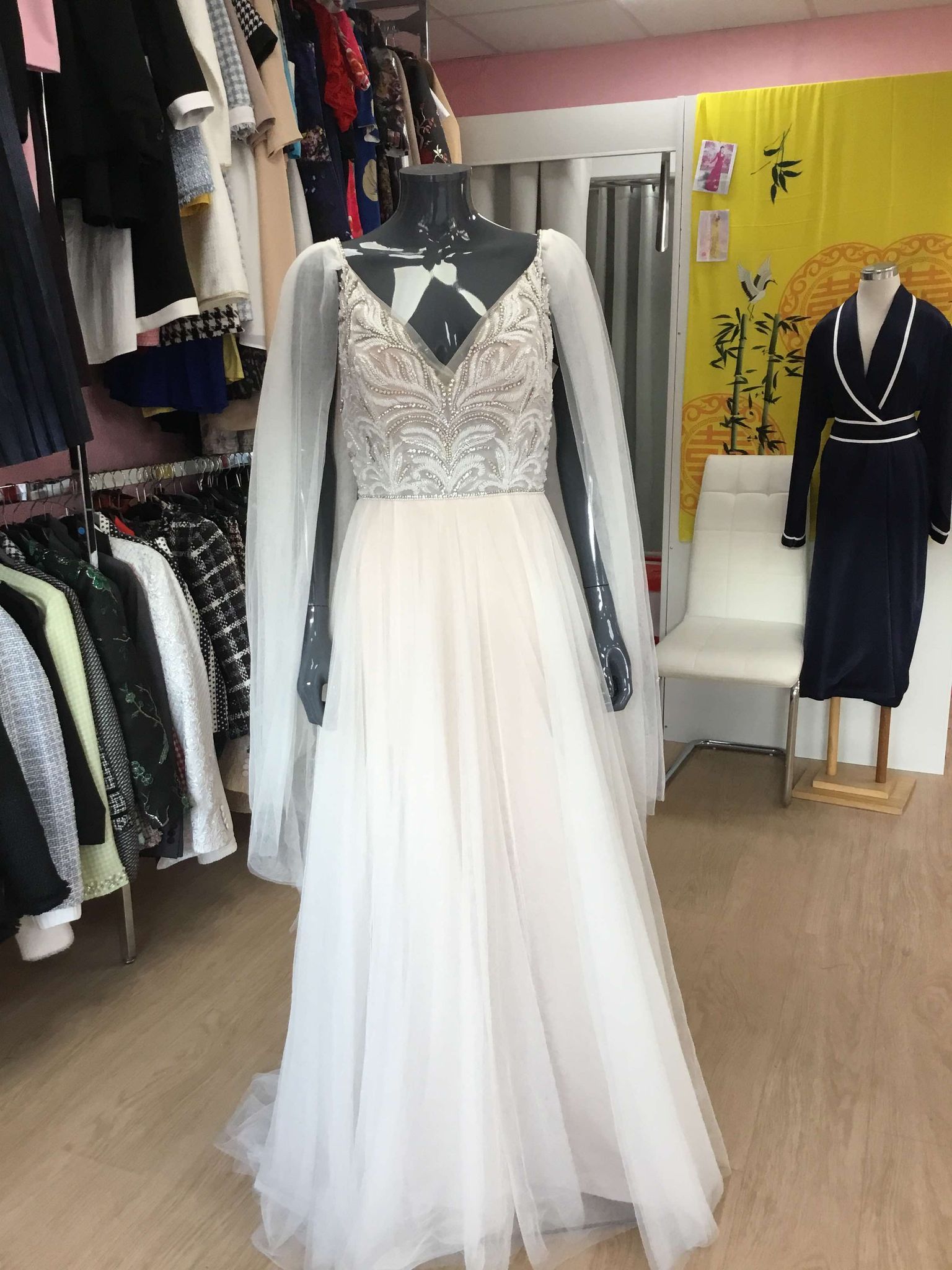 Robe de mariée élégante avec détails perlés
