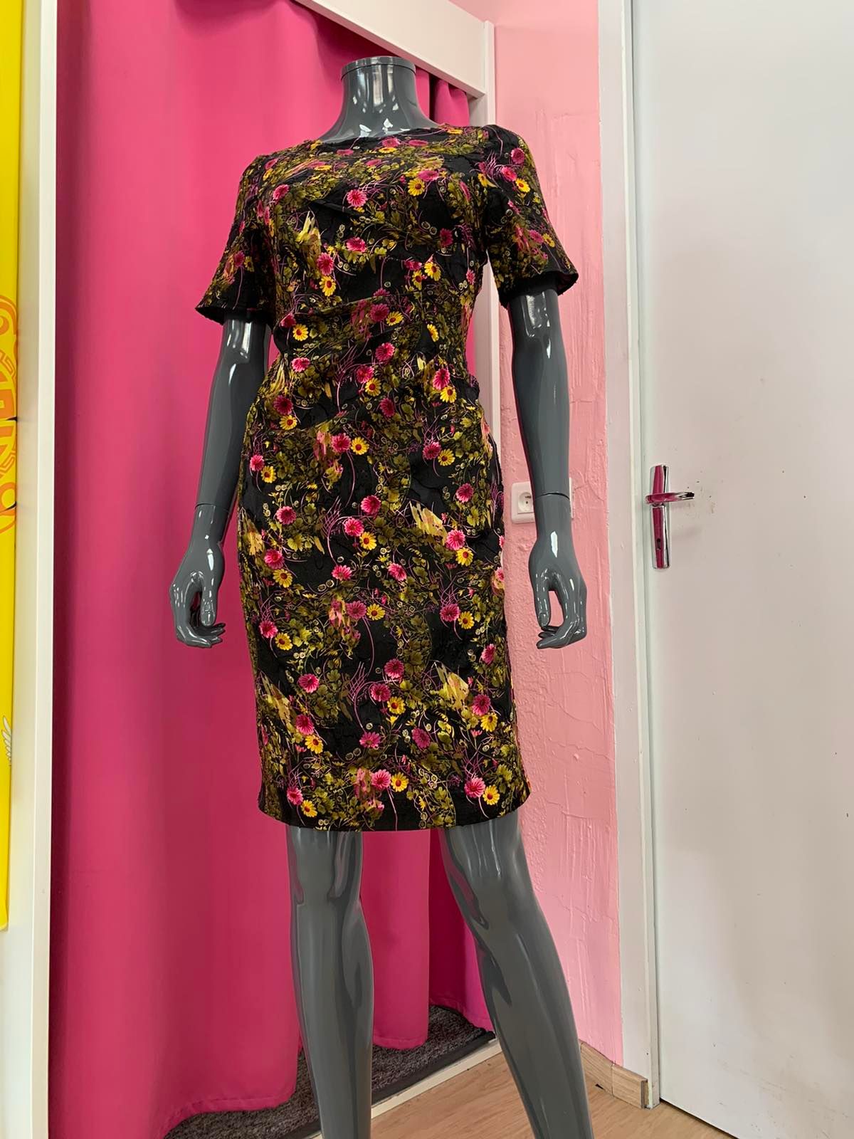 Robe à paillettes noires et dorées