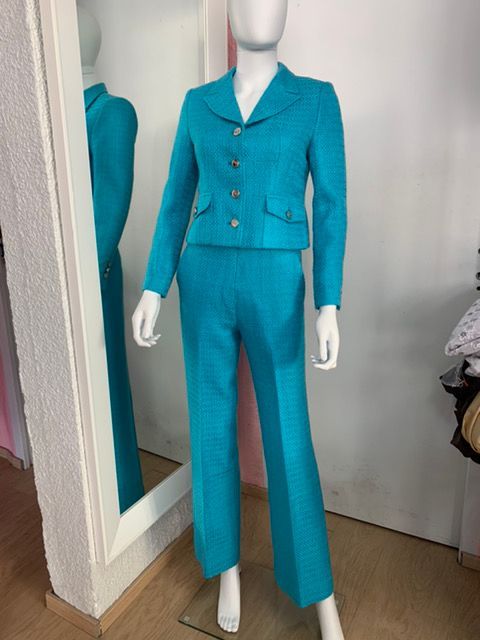 Costume bleu vif à double boutonnage, moderne et sophistiqué