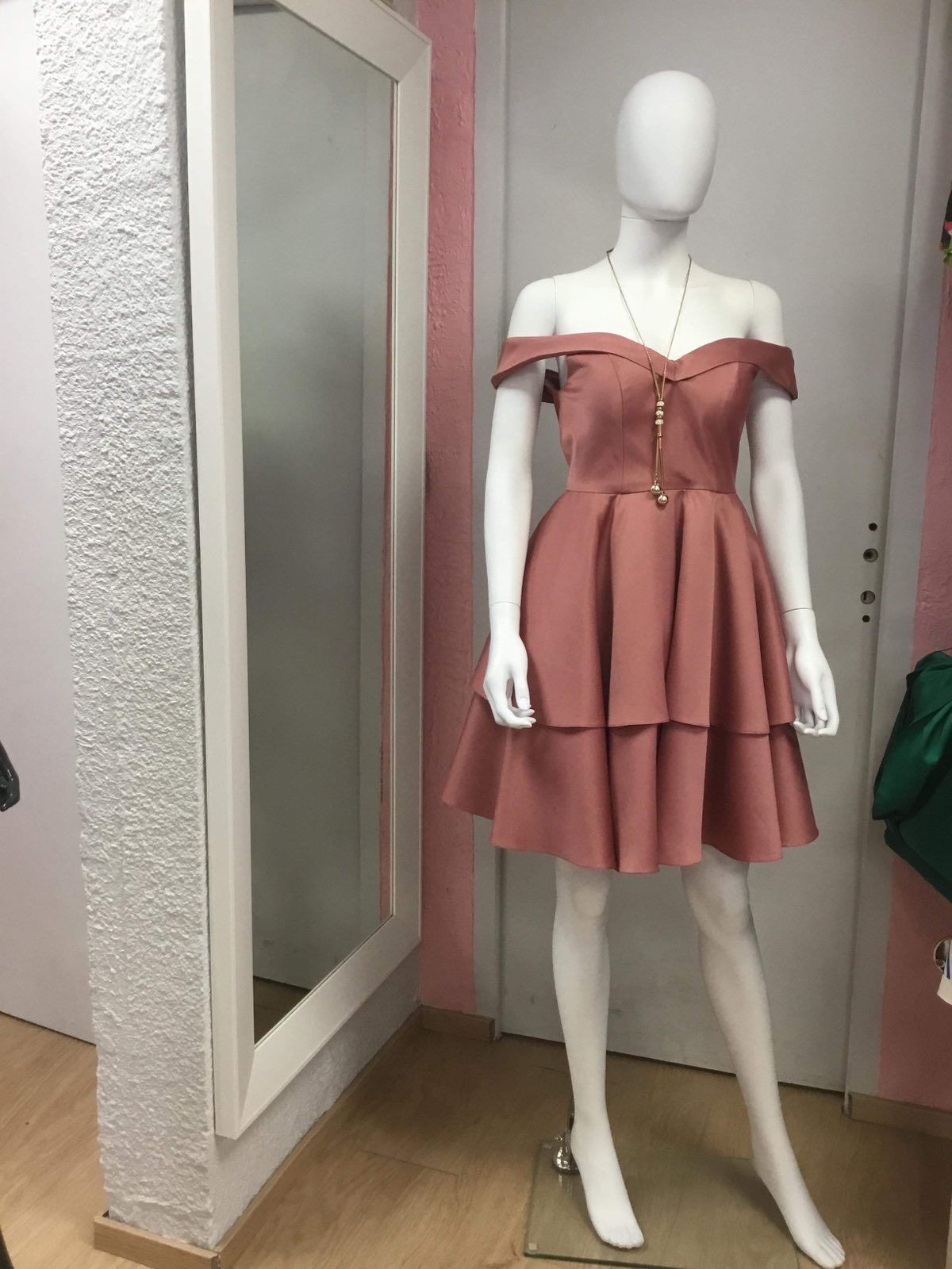 Robe rose pastel à volants