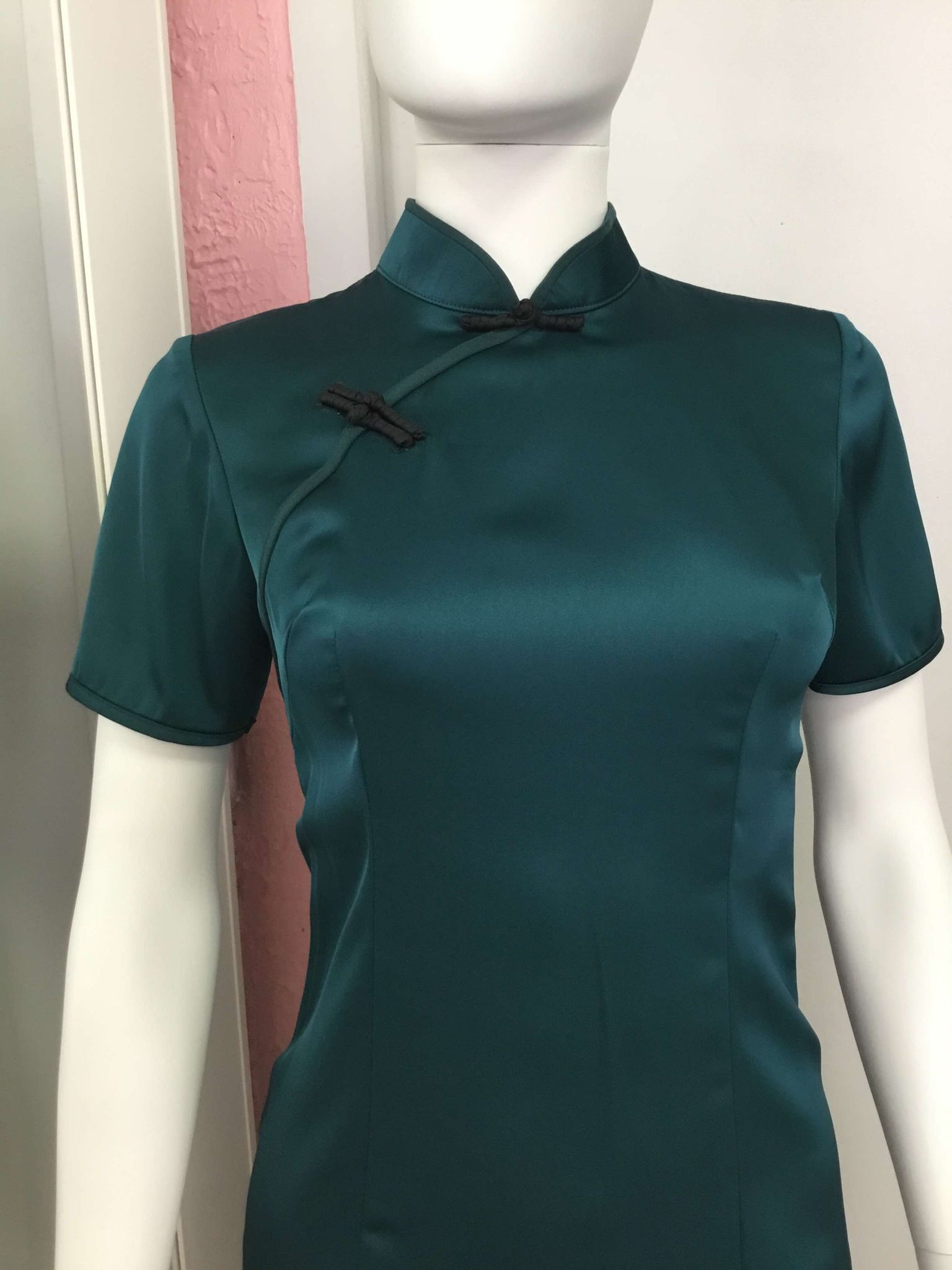 Robe verte en satin à col mandarin