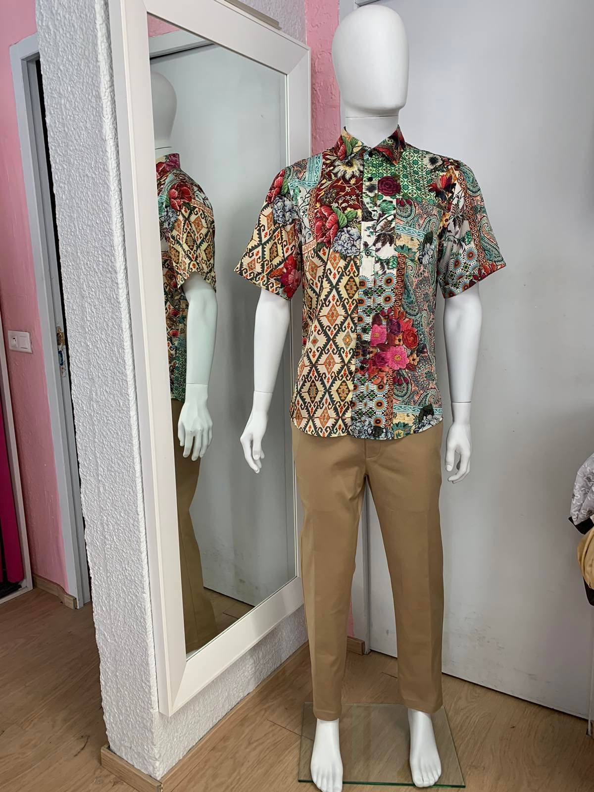 Tenue tropicale avec chemise florale et pantalon beige