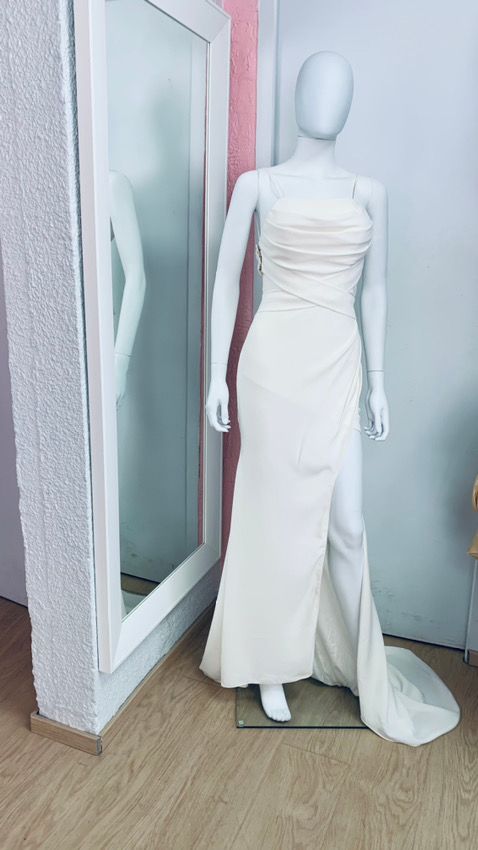 Robe blanche ajustée et chic