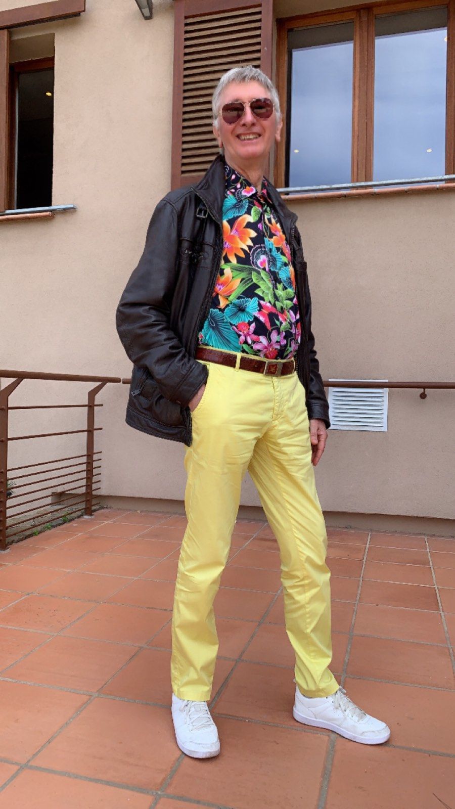 Tenue estivale avec chemise fleurie et pantalon jaune