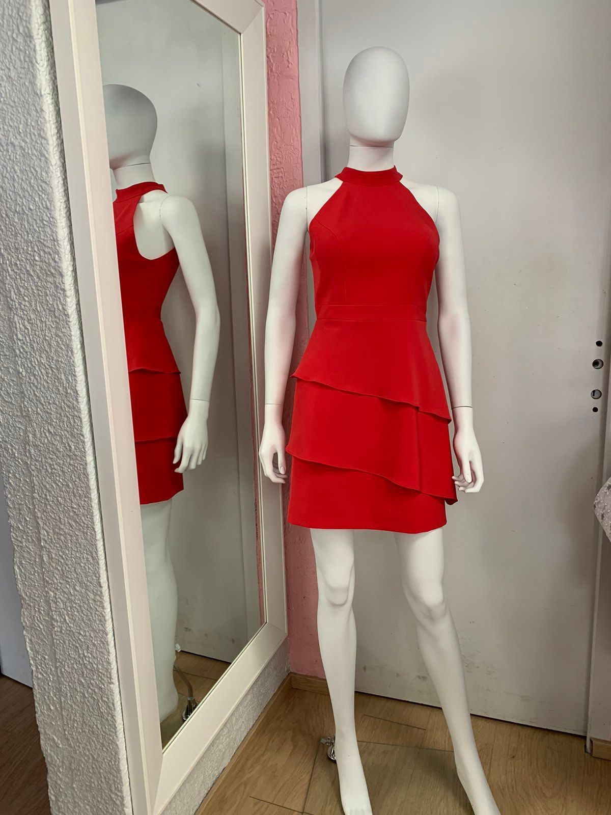 Robe rouge à volants superposés