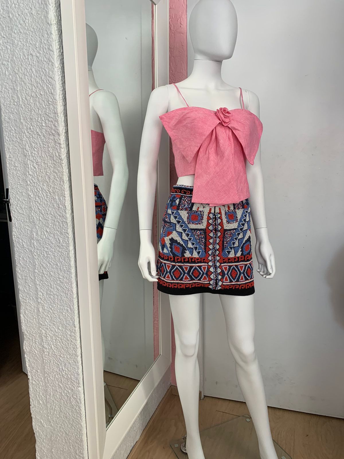 Ensemble haut rose et jupe imprimée ethnique