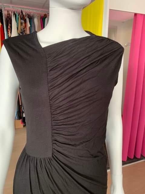 Jupe noire froncée en détail