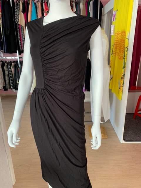 Robe noire élégante froncée