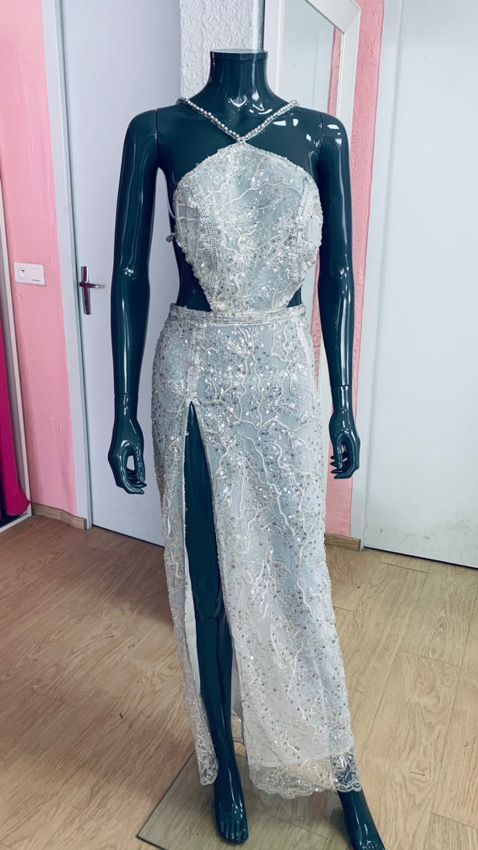 Robe argentée brodée avec perles