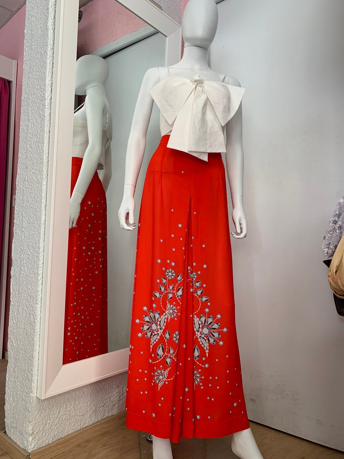 Jupe longue rouge ornée de motifs floraux