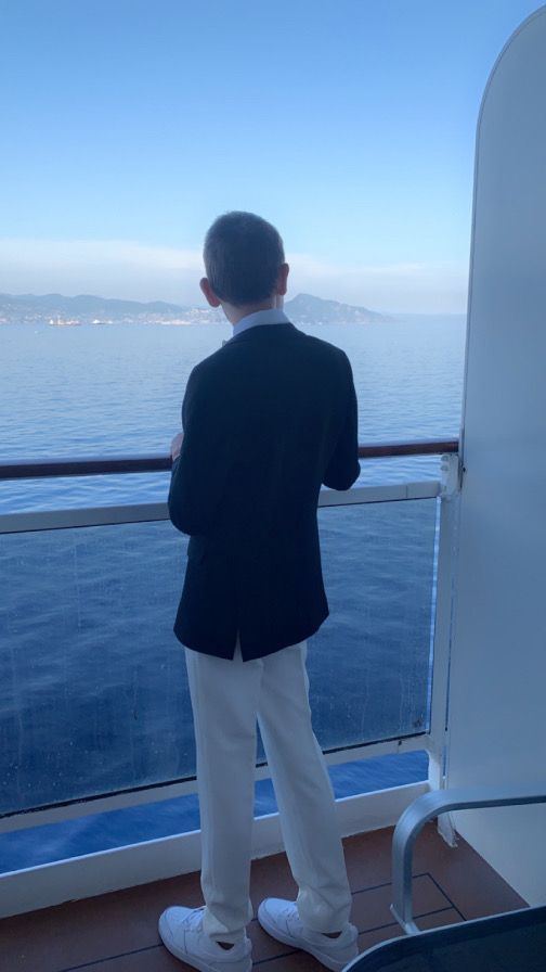 Costume noir chic avec vue sur la mer