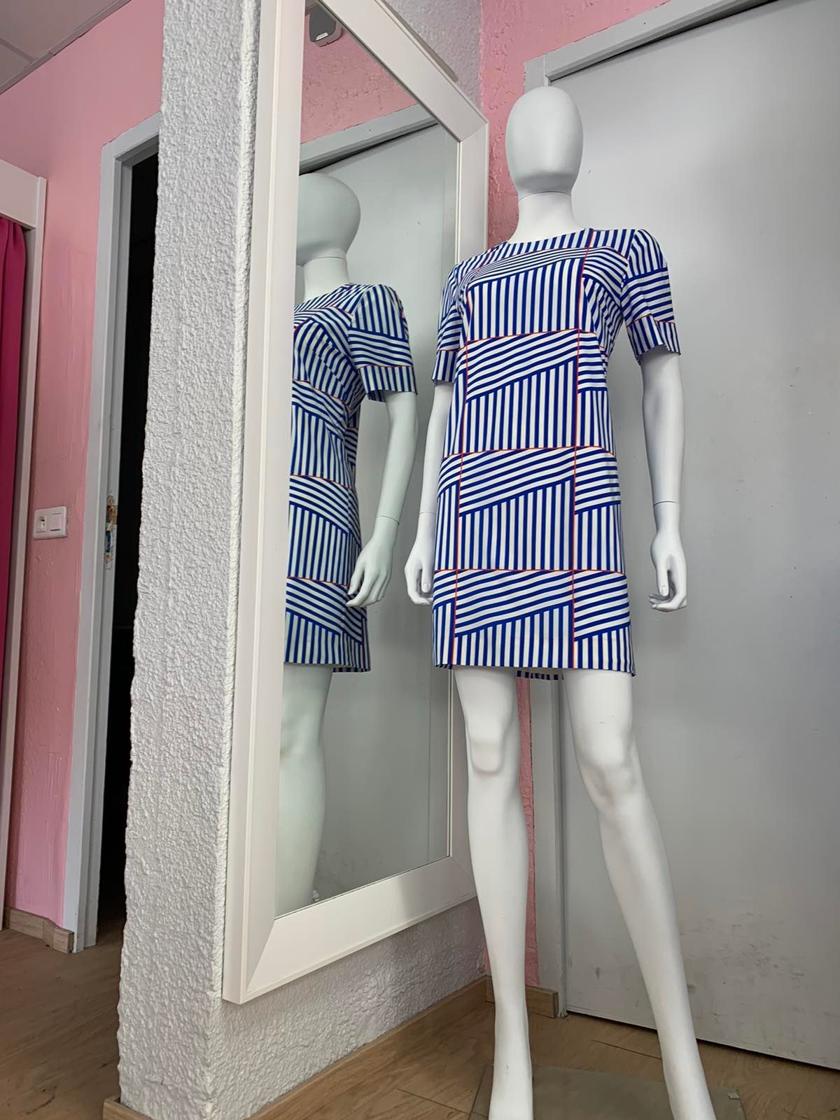 Robe à rayures bleues et blanches