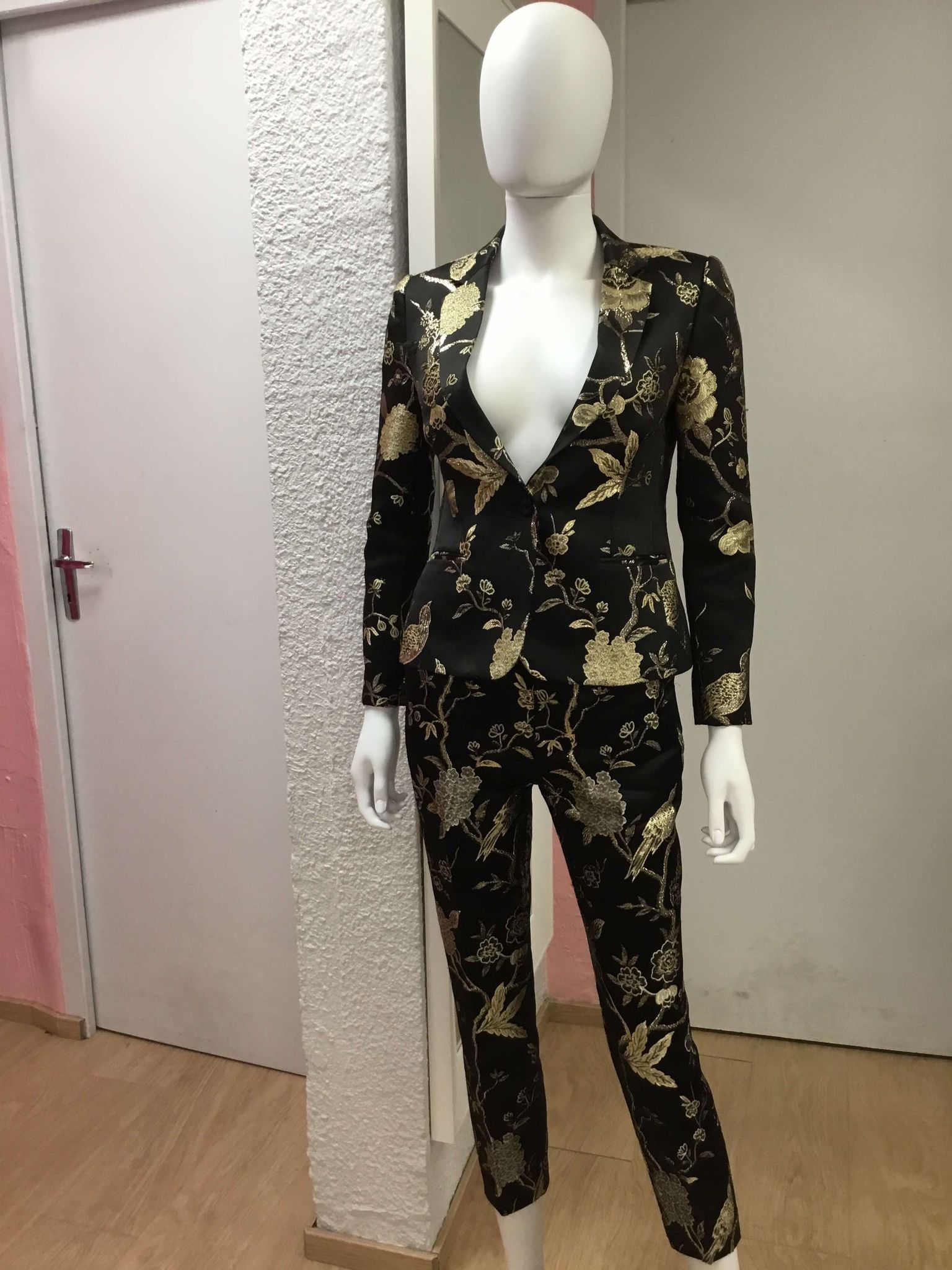 Ensemble noir à motifs dorés chic