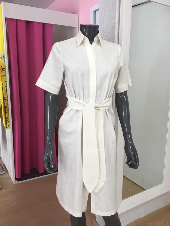 Élégante robe blanche ceinturée.